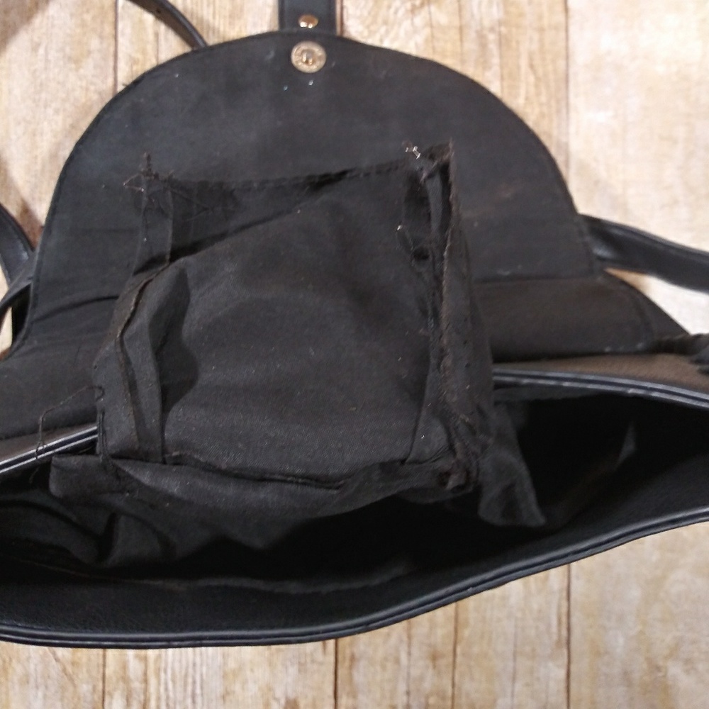 4/$25. Black Cross body Purse - Picture 3 of 4